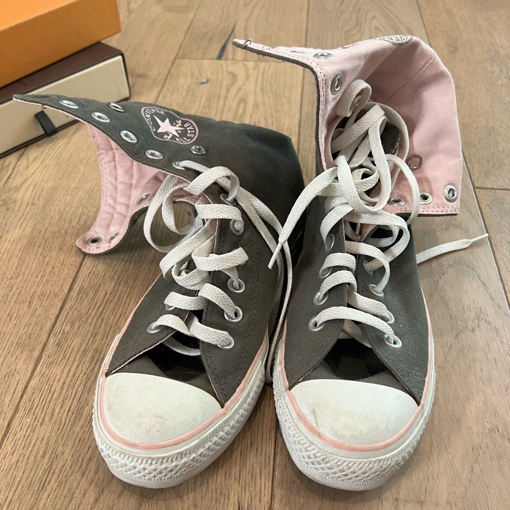 Converse all star high tops green, fold over to pink. Men's 6 fit like women's 8